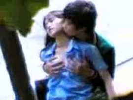 หนังxxx  เด็กนักเรียนนัวเนียกันที่ป้ายรถเมย์				 คลิปโป๊ 